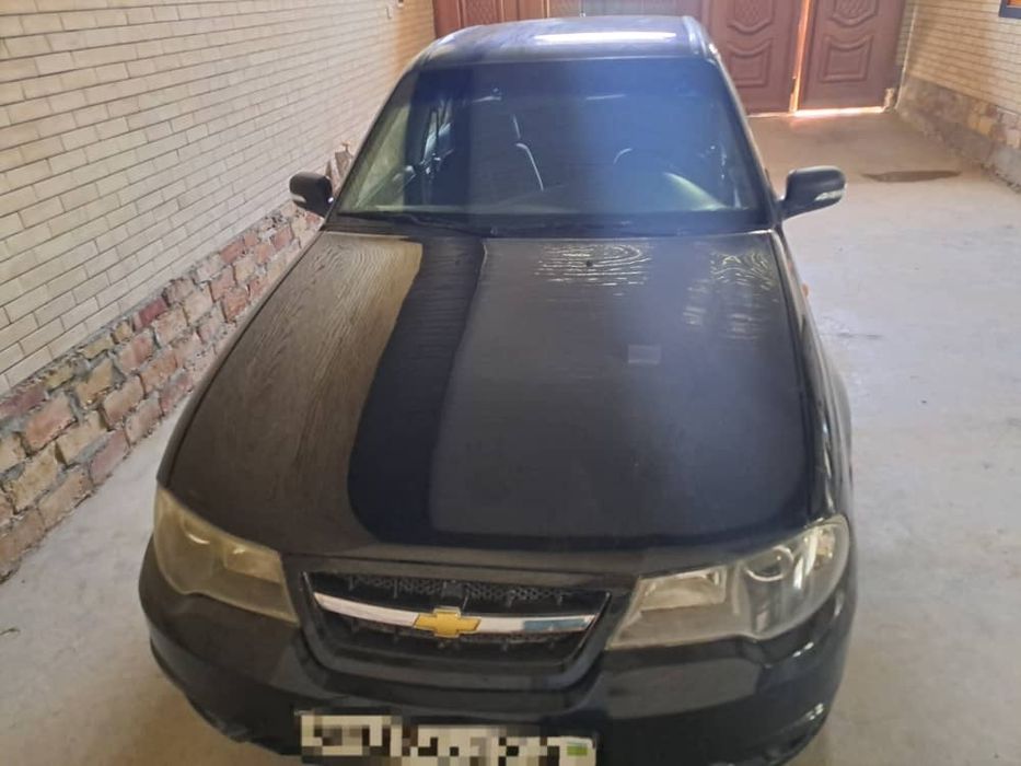 Qora neksiya avtomobili