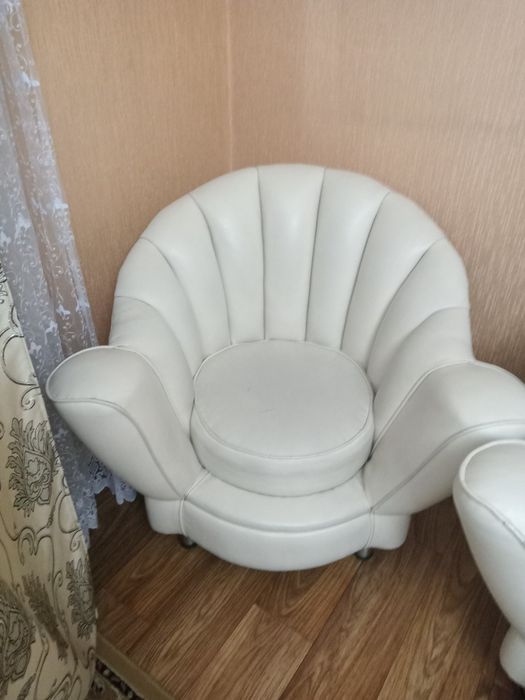 Коженный диван и кресло