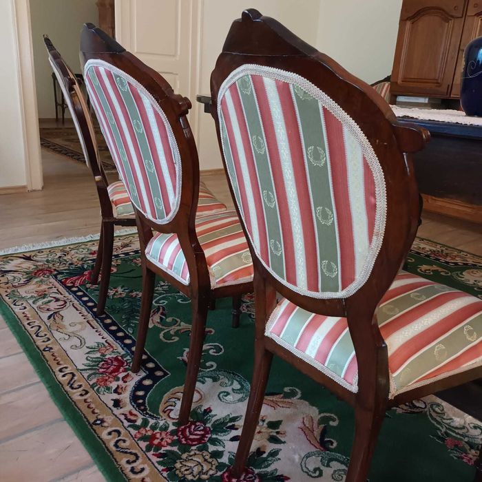 Scaun tapitat, 100 ani vechime