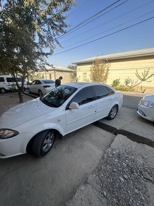 Gentra avtomat sotiladi