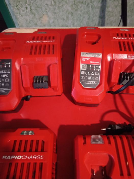 Vând baterii  de 5 amperii și încărcătoare milwaukee