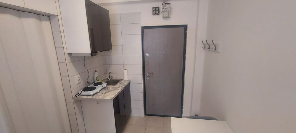 Vand camera de camin in fata liceului de Chimie