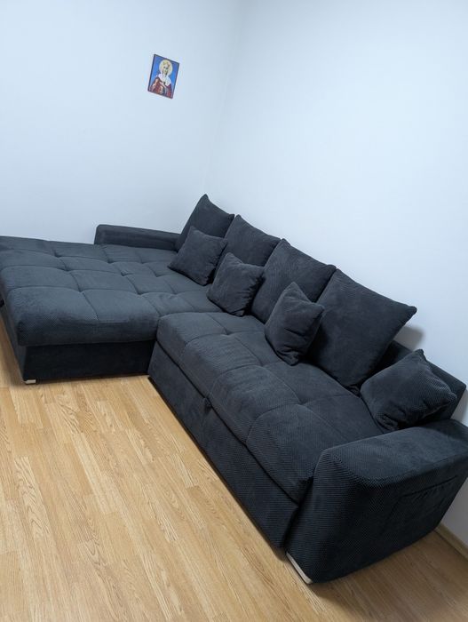 Canapea extensibilă cu spațiu de depozitare .