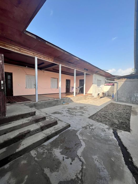 Uy sotiladi 2 yarim sotix 5 ta hona