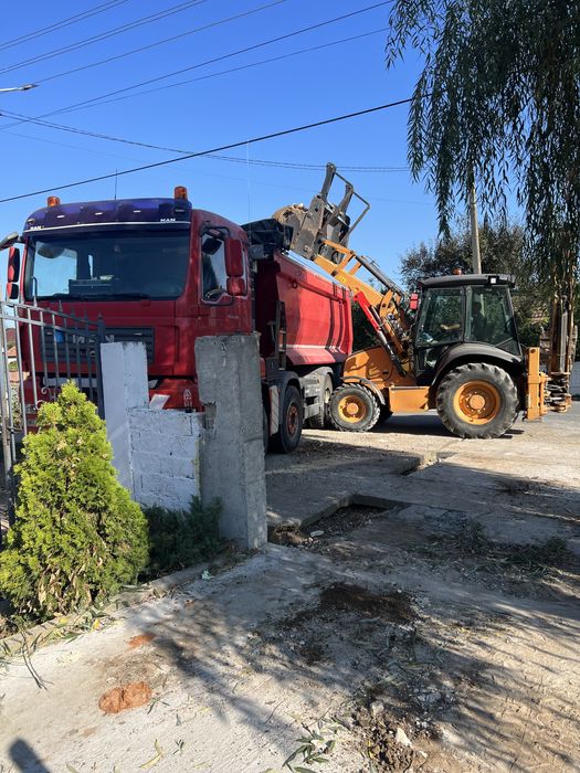 Buldoexcavator dotat cu cupa 30-60-90 si taluz si Picon