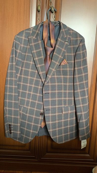 Продам костюм тройка