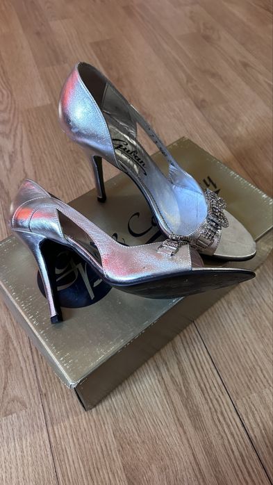 Sandale din piele, brand Guban, accesorizate cu strasuri, marime 37