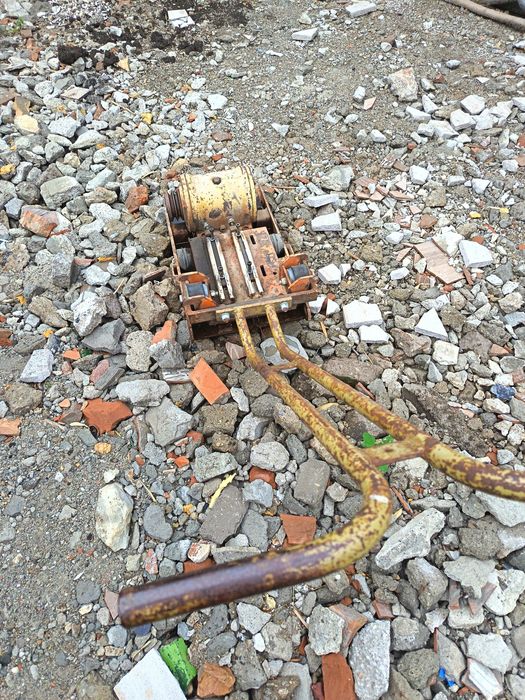 Placa vibrantă fără motor