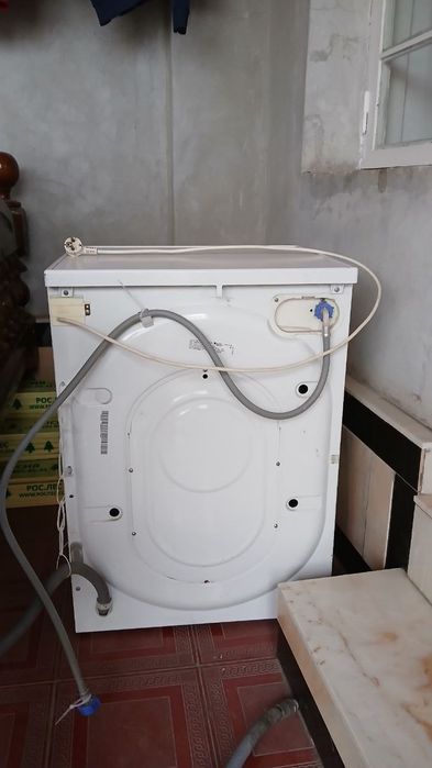 Ariston Hotpoint kir yuvish mashinasi. Mashina hozir ishlamayapti.