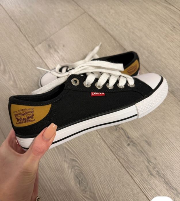 Teniși noi foarte comozi!