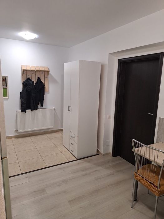 Proprietar,închiriez garsonieră cartier Tractorul Coresi,Spatioasa,cu terasa