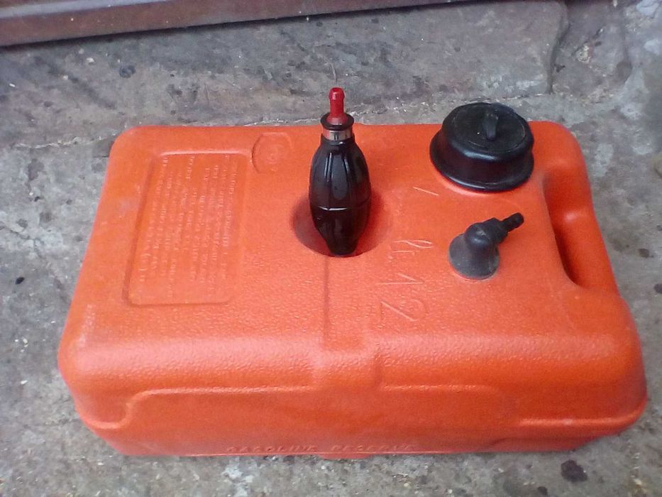 Продава резервуар за извънбордов двигател