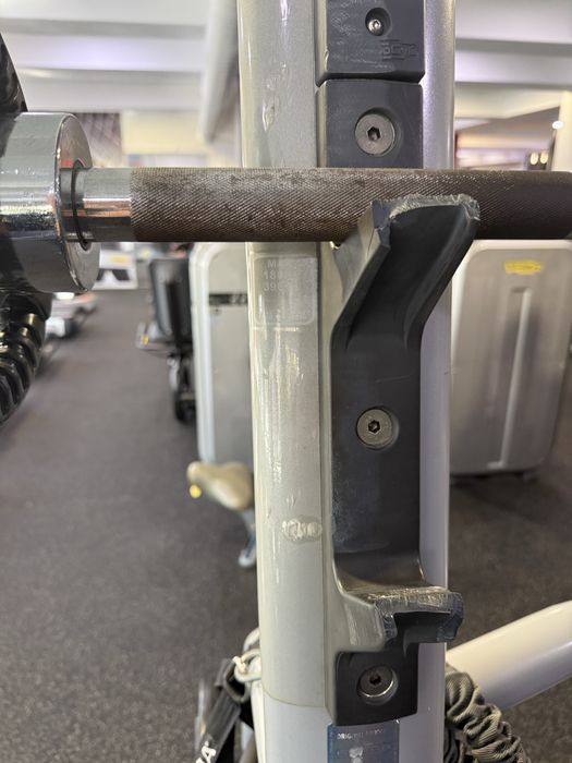 Стойка за дискове и раменна преса.