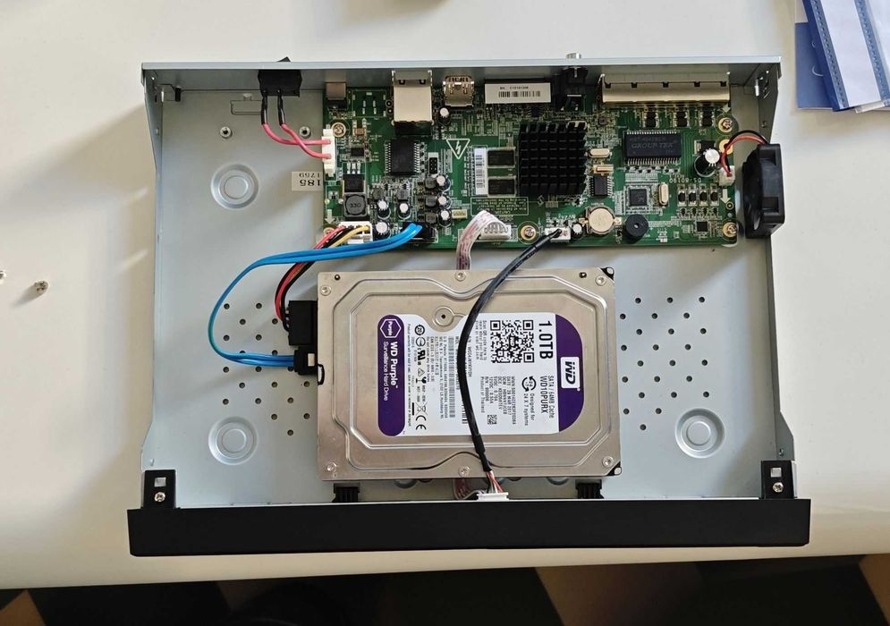 4 канален PoE NVR Hikvision DS-7604NI-E1/4P с 1TB HDD