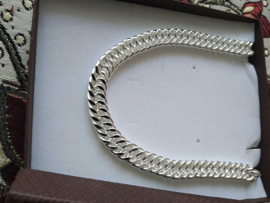 МАСИВЕН сребърен ланец, дълъг и дебел. В подаръчна кутия.