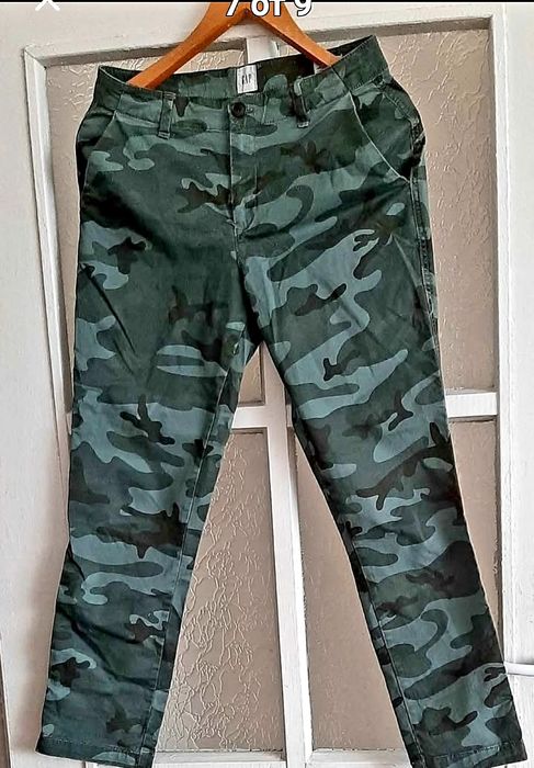 Нов ,еластичен и ефектен,черен елек,Eластични  слим дънки и камуфлажен