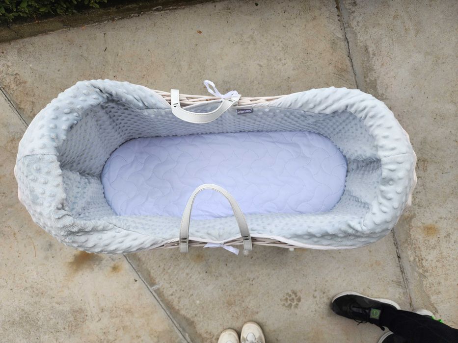 Кошница на Моисей "Kinder Valley"с люлееща се стойка  и матрак