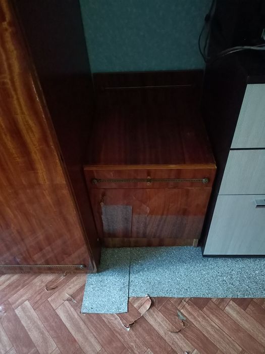 Продам трюмо,и две тумбочки.