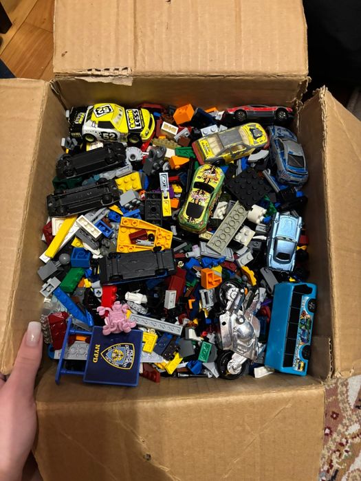Целая коробка с Лего без наборов +машинки
