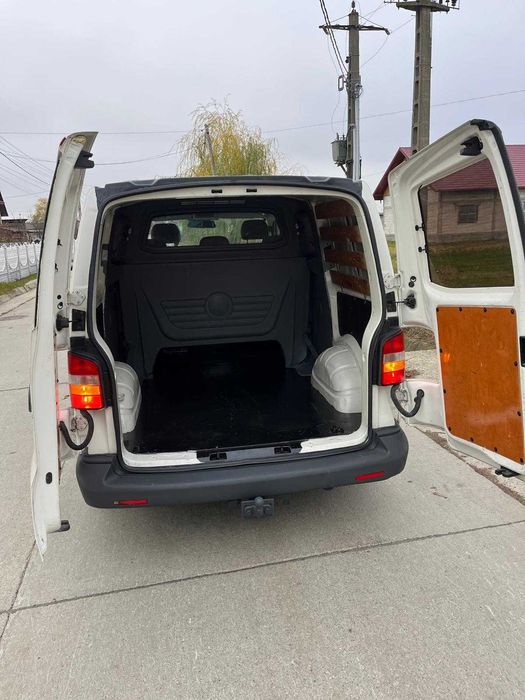 Vand Volkswagen Transporter T5  cu 5 6 locuri an 2008 motor 1.9 tdi
