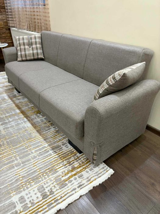 Два еднакви дивана