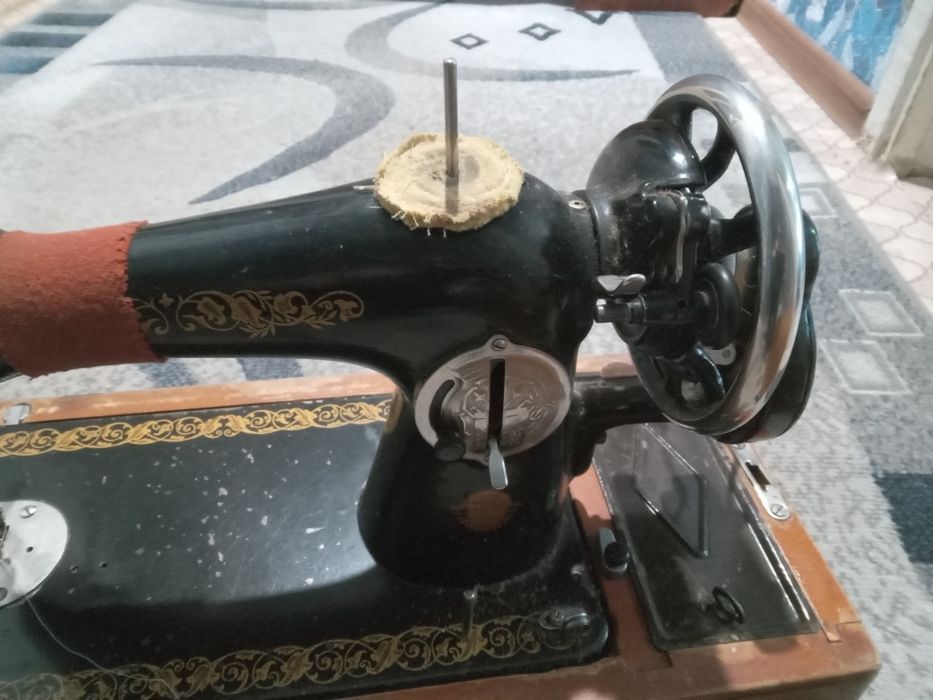 Продам советскую швейную машинку