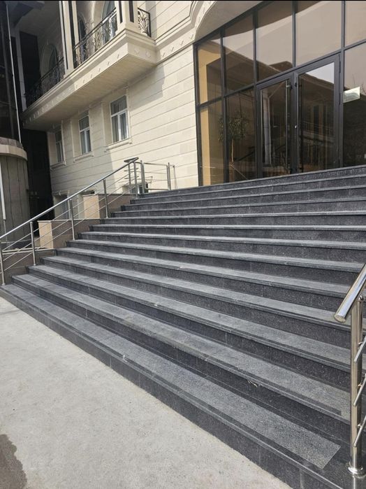 Гранит травертин мрамор ступени перила тумбы итд