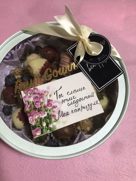 Клубника в шоколаде—не лакомство а маленькая история любви.Подарки