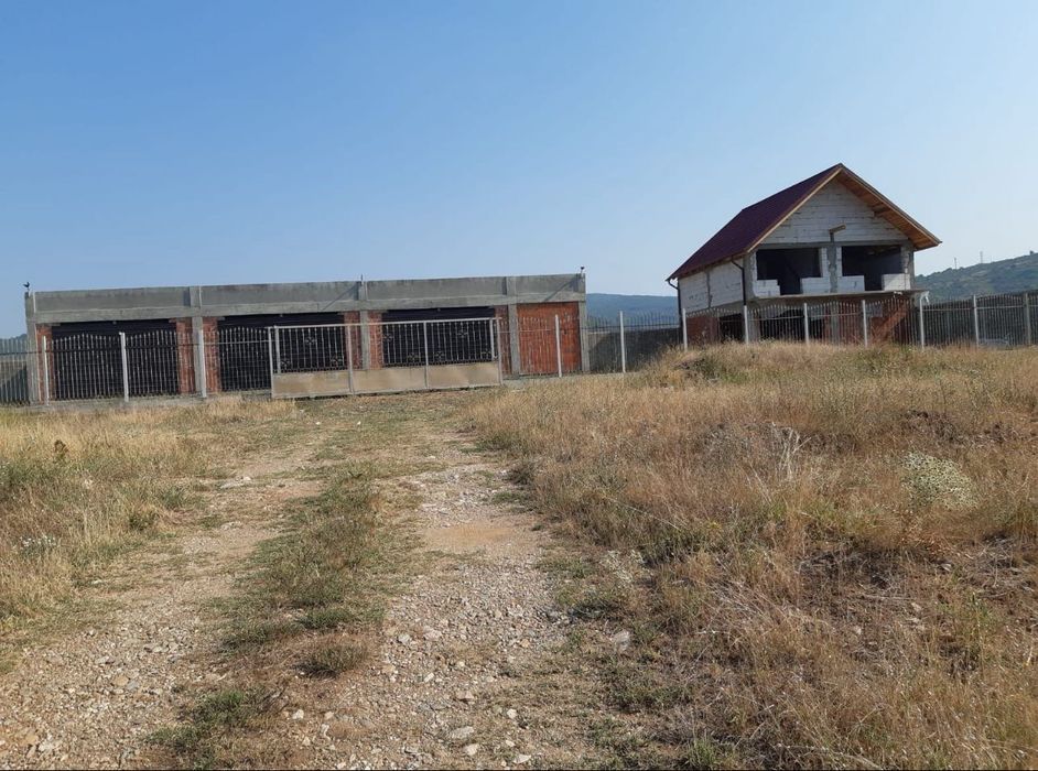 Teren cu clădiri la roșu