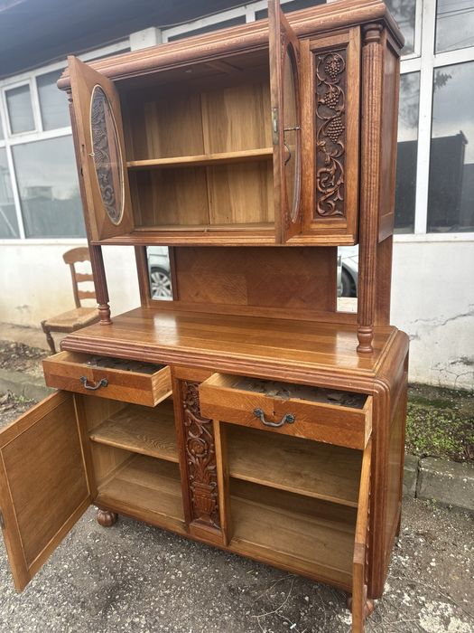 Бюфет витрина от дърво с дърворезба