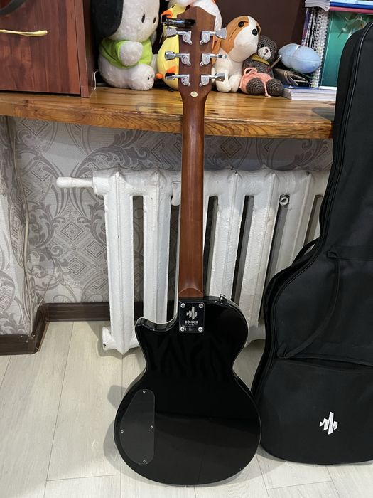 Электрогитара donner lp 124 black, комбоуселитель cort cm15r