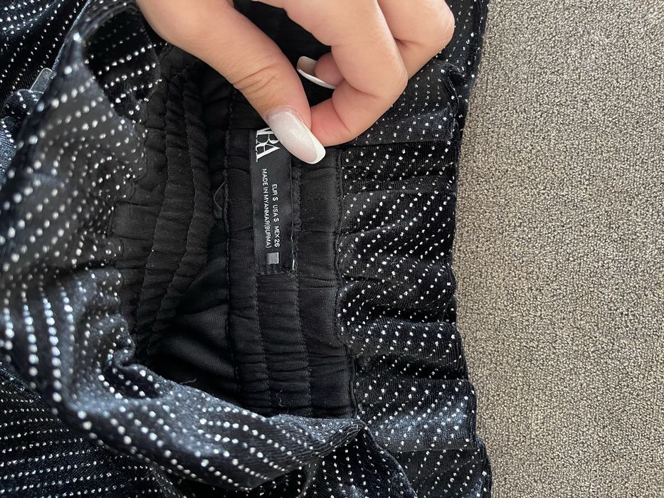 Блестящи пантaлонки Zara