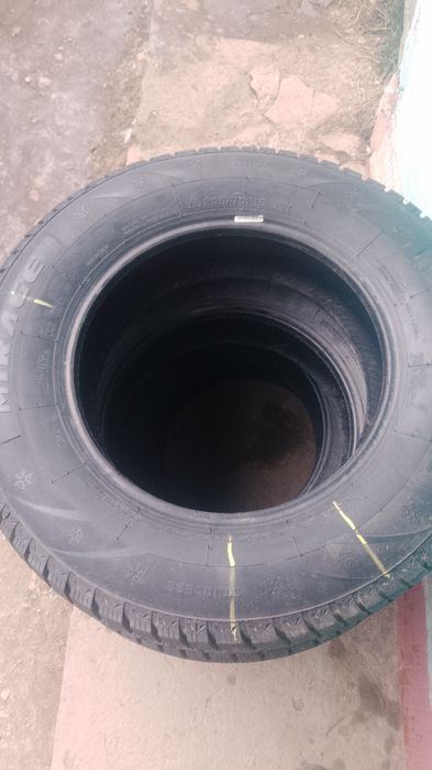 Vând cauciucuri noi 205 70 15