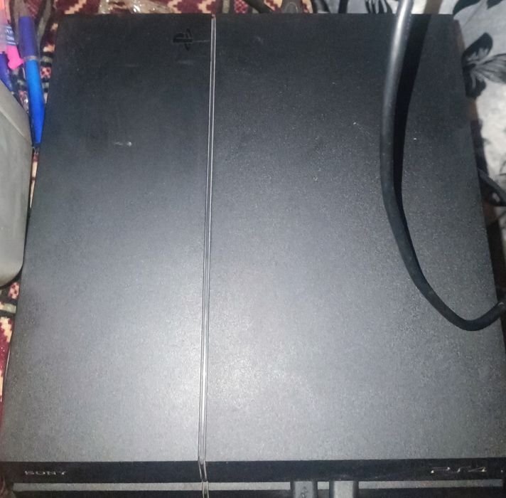 Ps 4 cu doua controlere plus 70 jocuri video