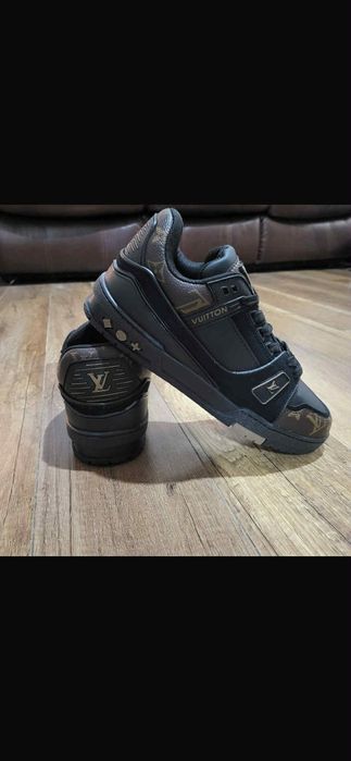 Vând adidași Louis Vuitton!