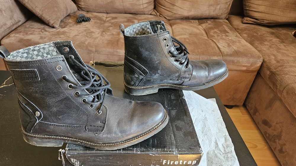 Няколко чифта мъжки обувки номер 42