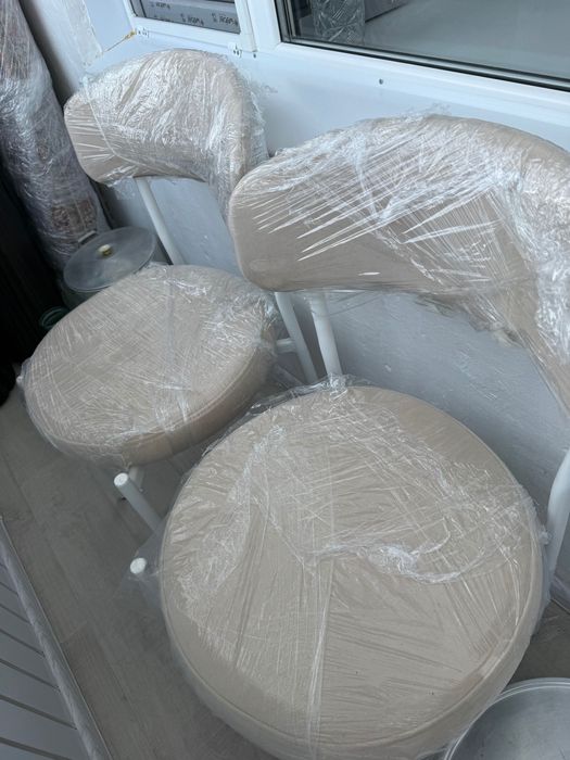 Новые стулья в упаковке