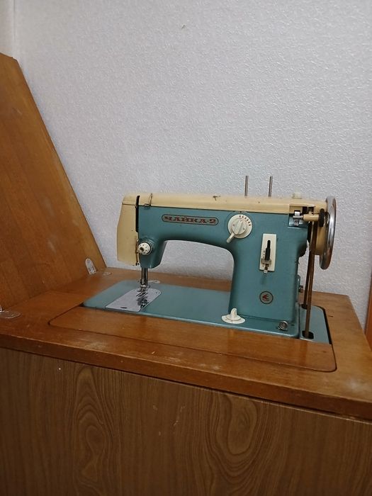 Продам швейную машинку Чайка