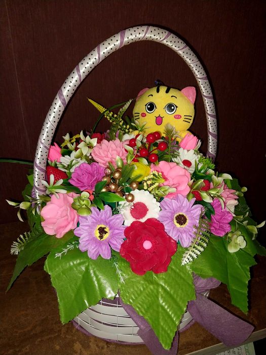 Корзина Цветов из Мыла с Милым Игрушкой мягкой кошечкой