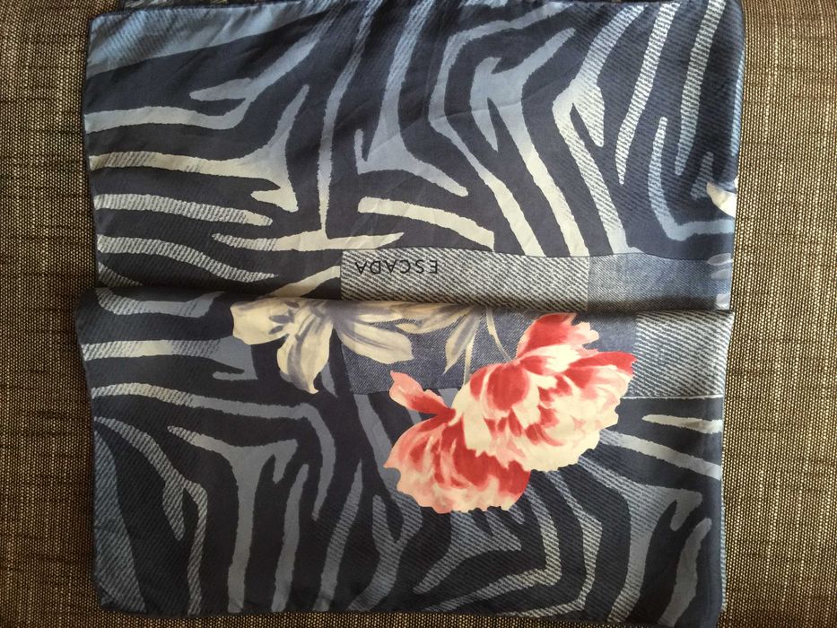 Копринен шал Escada