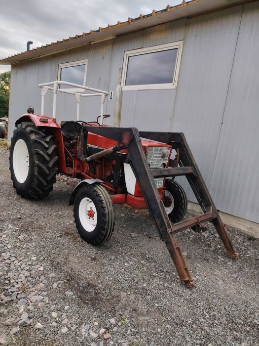 Tractor International 724 cu încărcător frontal