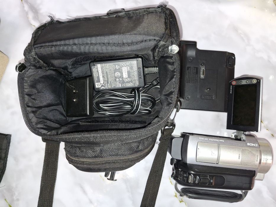 Продам видеокамеру SONY с треногой