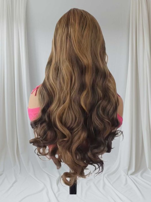 Чуплива кафява перука с руси кичури - 70-75 см, дантела 13х4