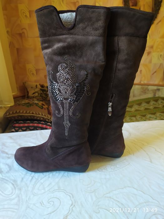 Сапоги женские разные.