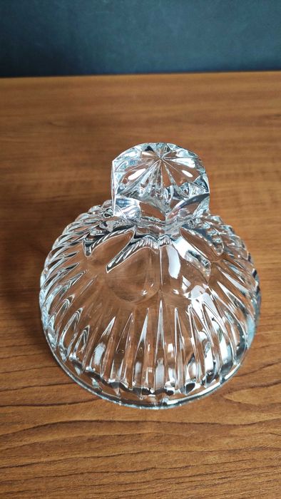 Масивна кристална бонбониера с капак