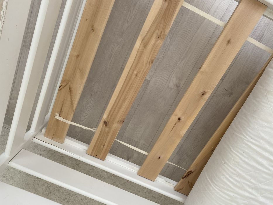 Белая детская кровать