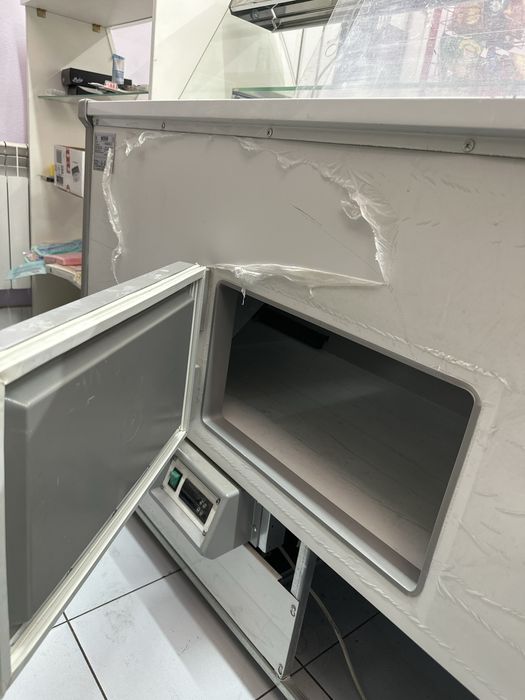 Витринный холодильник в идеальном состоянии