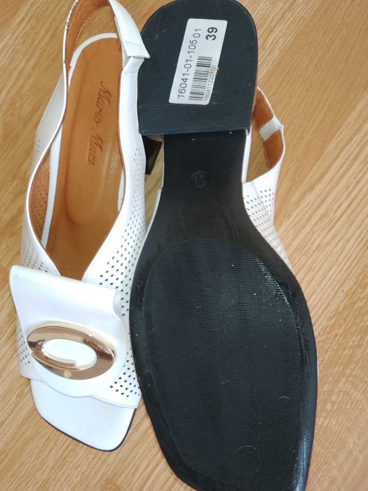 Дамски бели сандали на нисък ток