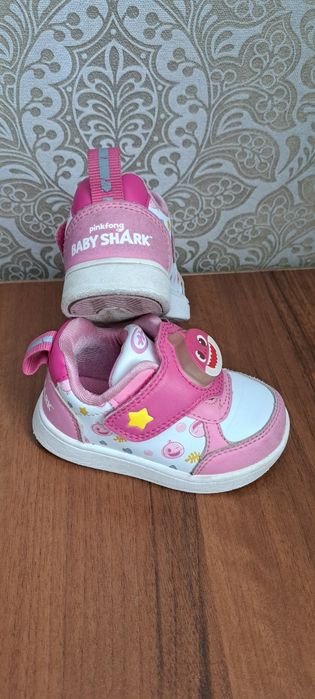 Скейчерсы,Кроссовки светяться при хождение. Длина по стельке 12см