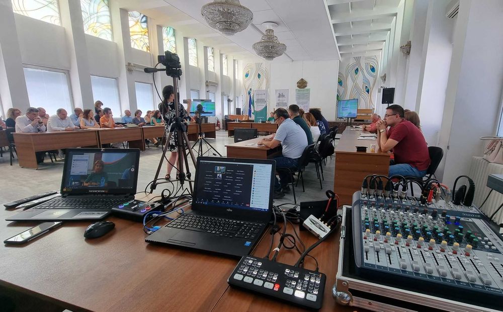 Кабина за превод. Система за симултанен превод. Озвучаване под наем.